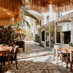 Le Petit Castel Hotell